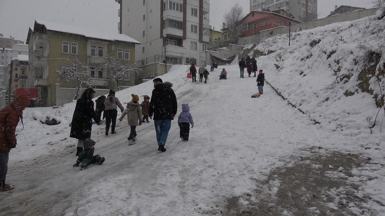 Okullar tatil edildi, çocuklar karda doyasıya eğlendi
