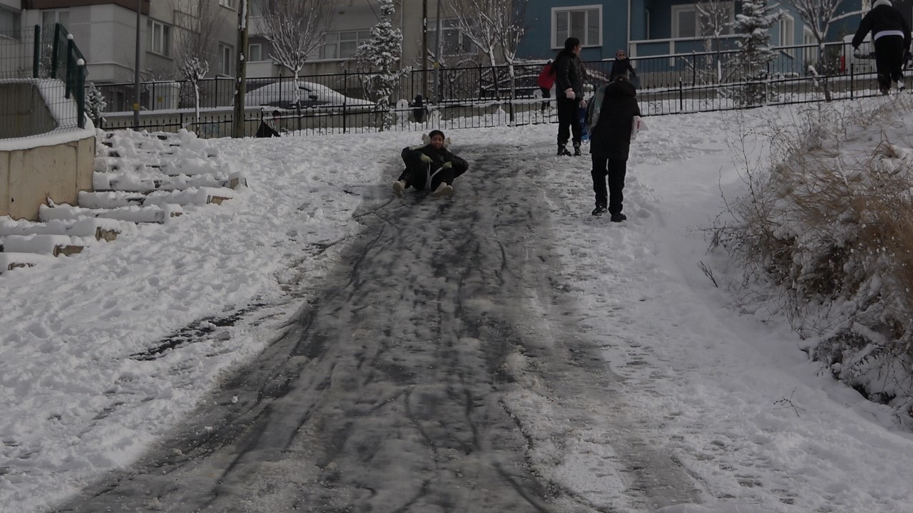 Okullar tatil edildi, çocuklar karda doyasıya eğlendi
