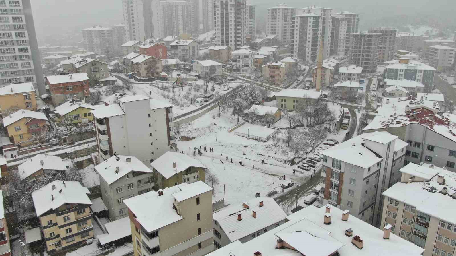 Okullar tatil edildi, çocuklar karda doyasıya eğlendi
