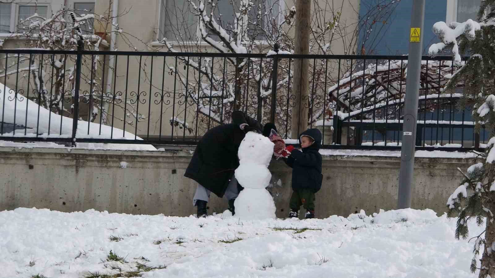Okullar tatil edildi, çocuklar karda doyasıya eğlendi
