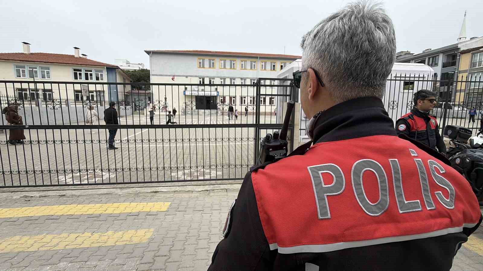 Okullarda huzurun ve güvenliğin sağlanması için ekipler görev başında
