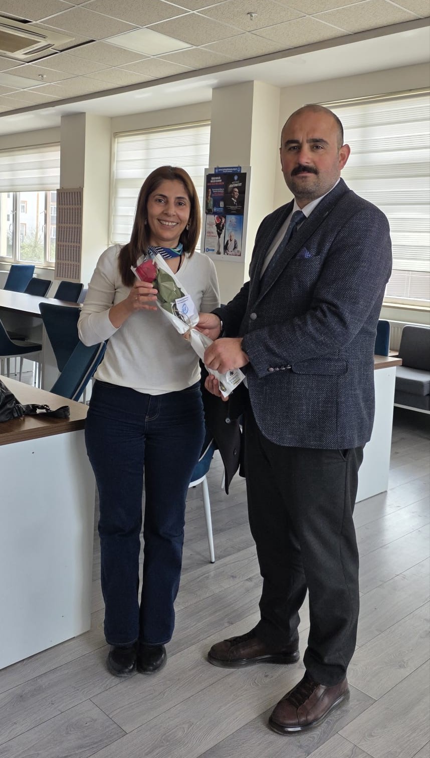 Okullarda öğrenciler Türk Bayrağı ile karşılandı
