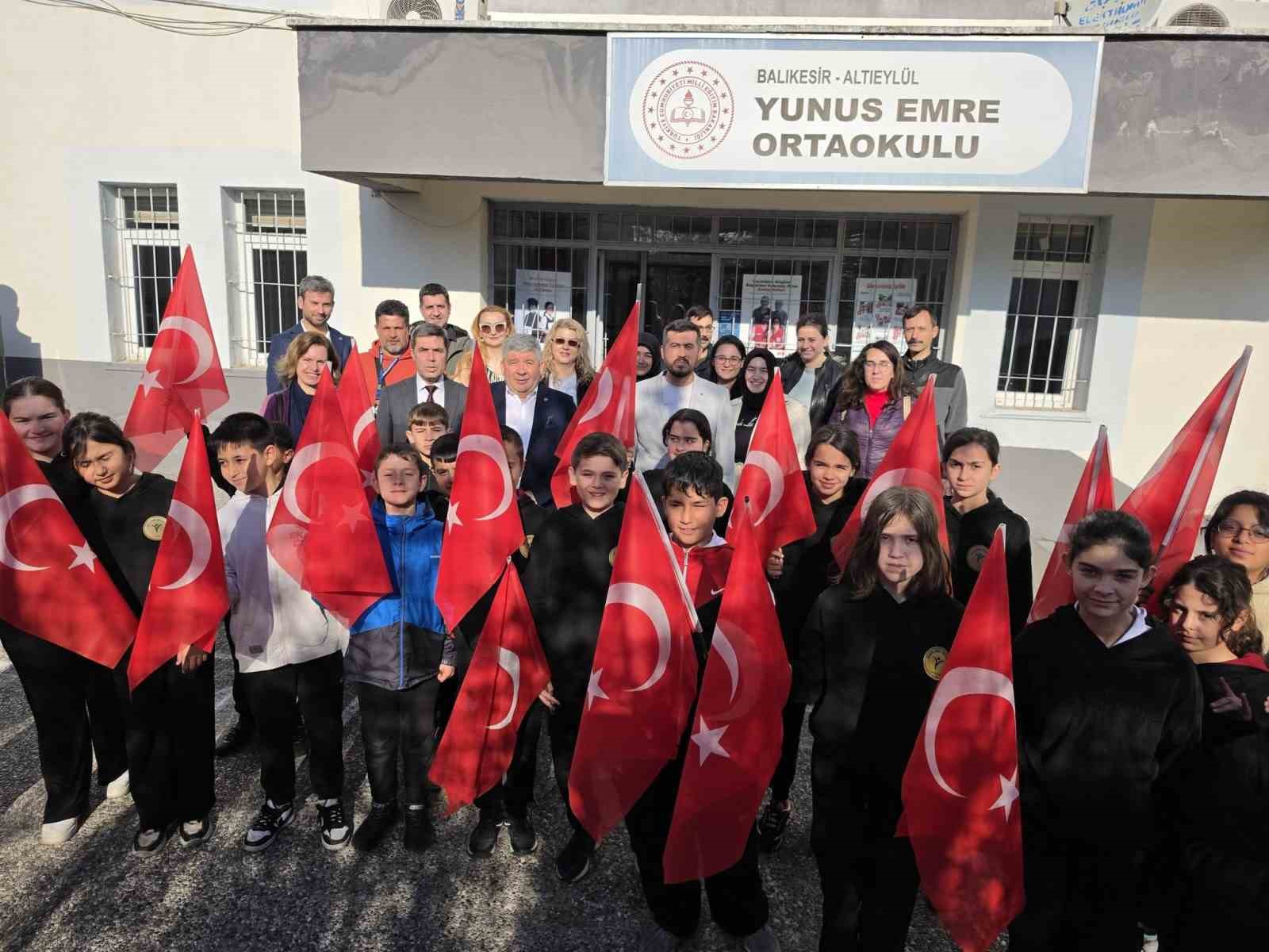 Okullarda Türk bayraklı tören
