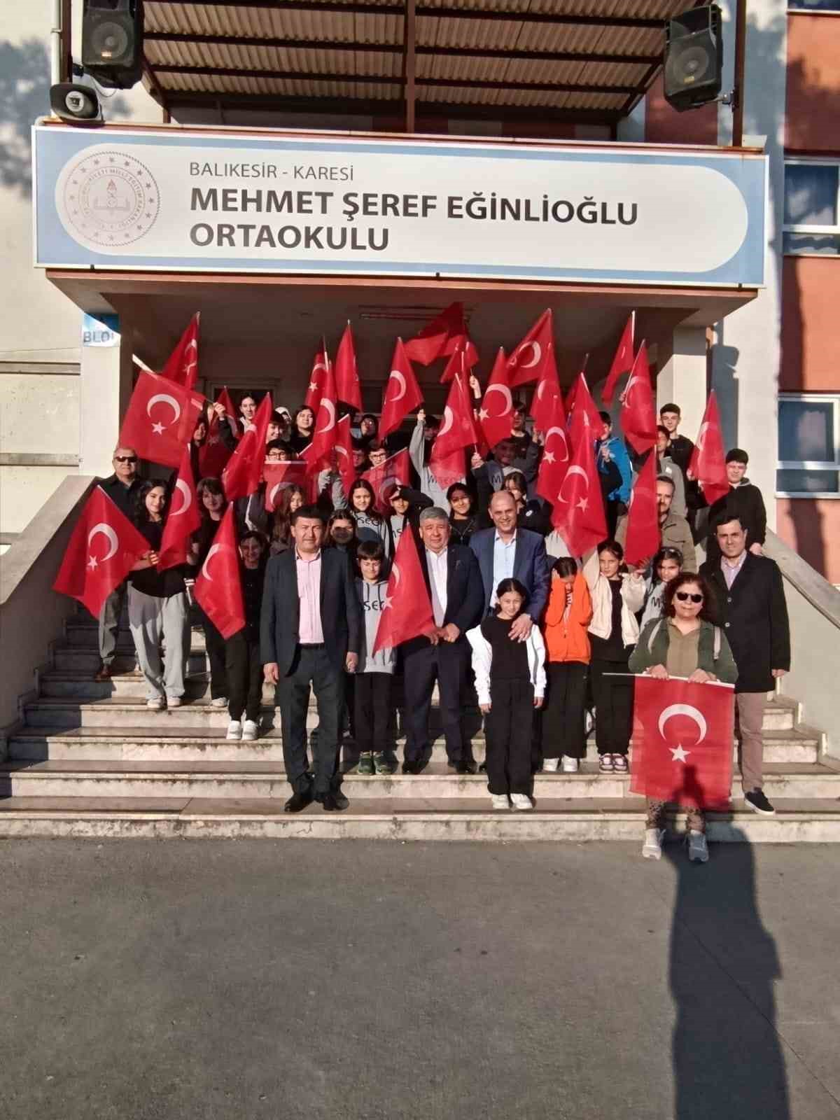 Okullarda Türk bayraklı tören
