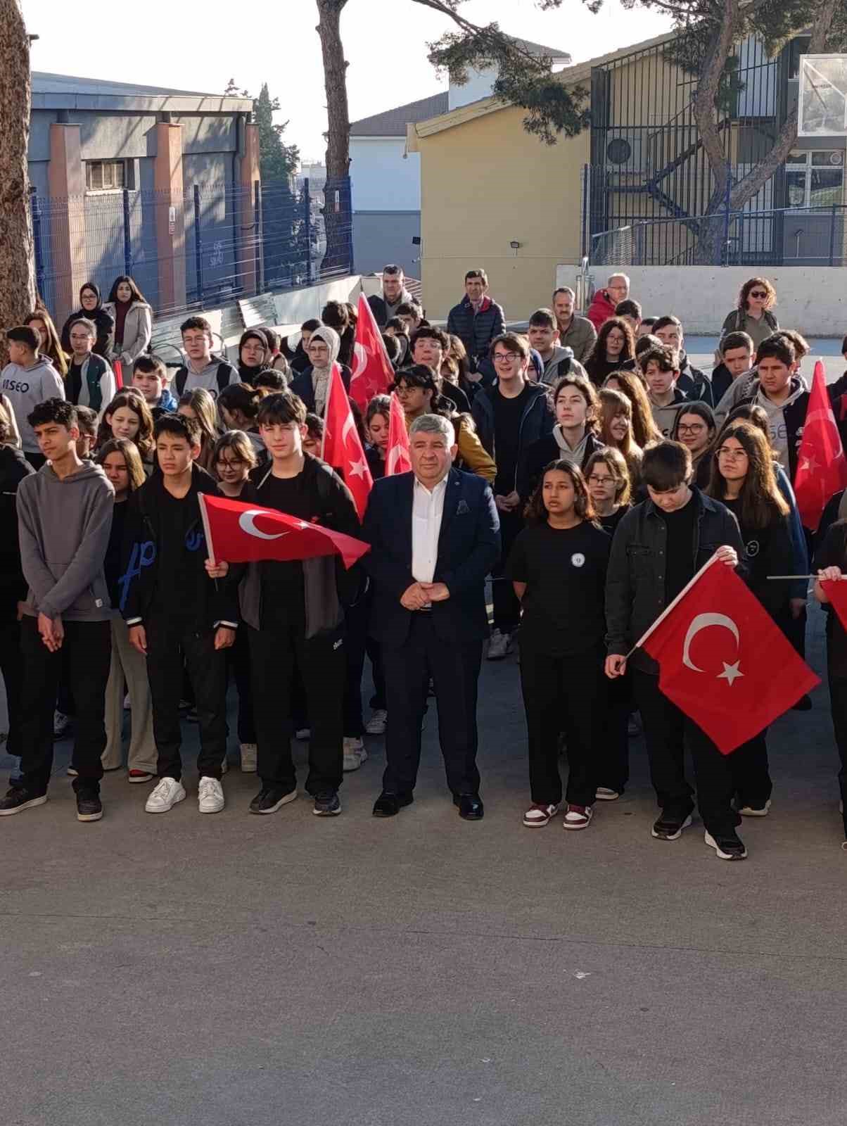 Okullarda Türk bayraklı tören
