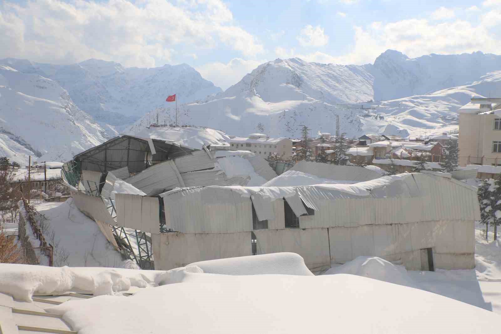 Okulların tatil olması faciayı önledi: Halı sahanın tavanı çöktü

