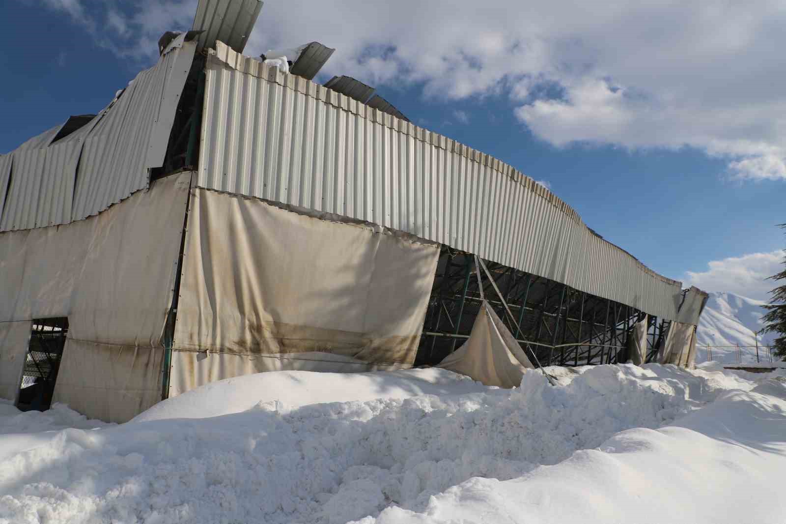 Okulların tatil olması faciayı önledi: Halı sahanın tavanı çöktü
