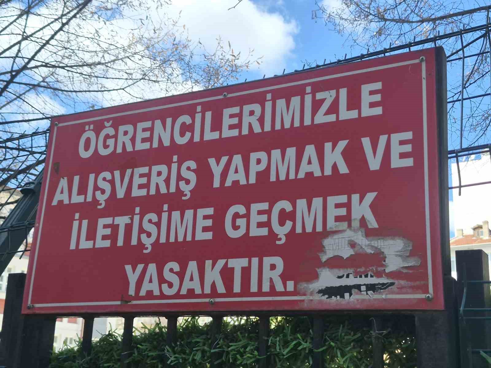 Okulun bahçesindeki çevre tellerine asılan ’iletişim’ yasağı notu dikkat çekti
