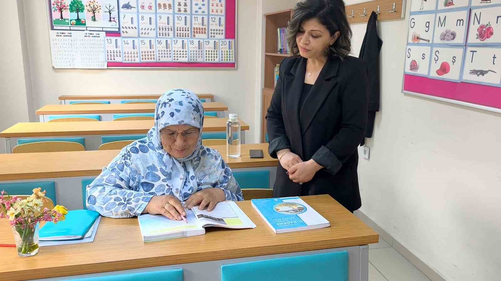 Okuma aşkı yarım kalmadı 66 yaşında okuryazar oldu
Okuma aşkı yarım kalmadı 66 yaşında okuryazar oldu