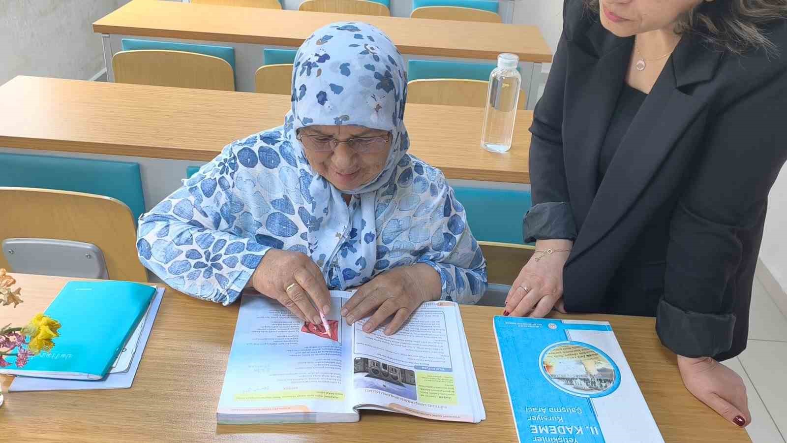 Okuma aşkı yarım kalmadı 66 yaşında okuryazar oldu
Okuma aşkı yarım kalmadı 66 yaşında okuryazar oldu