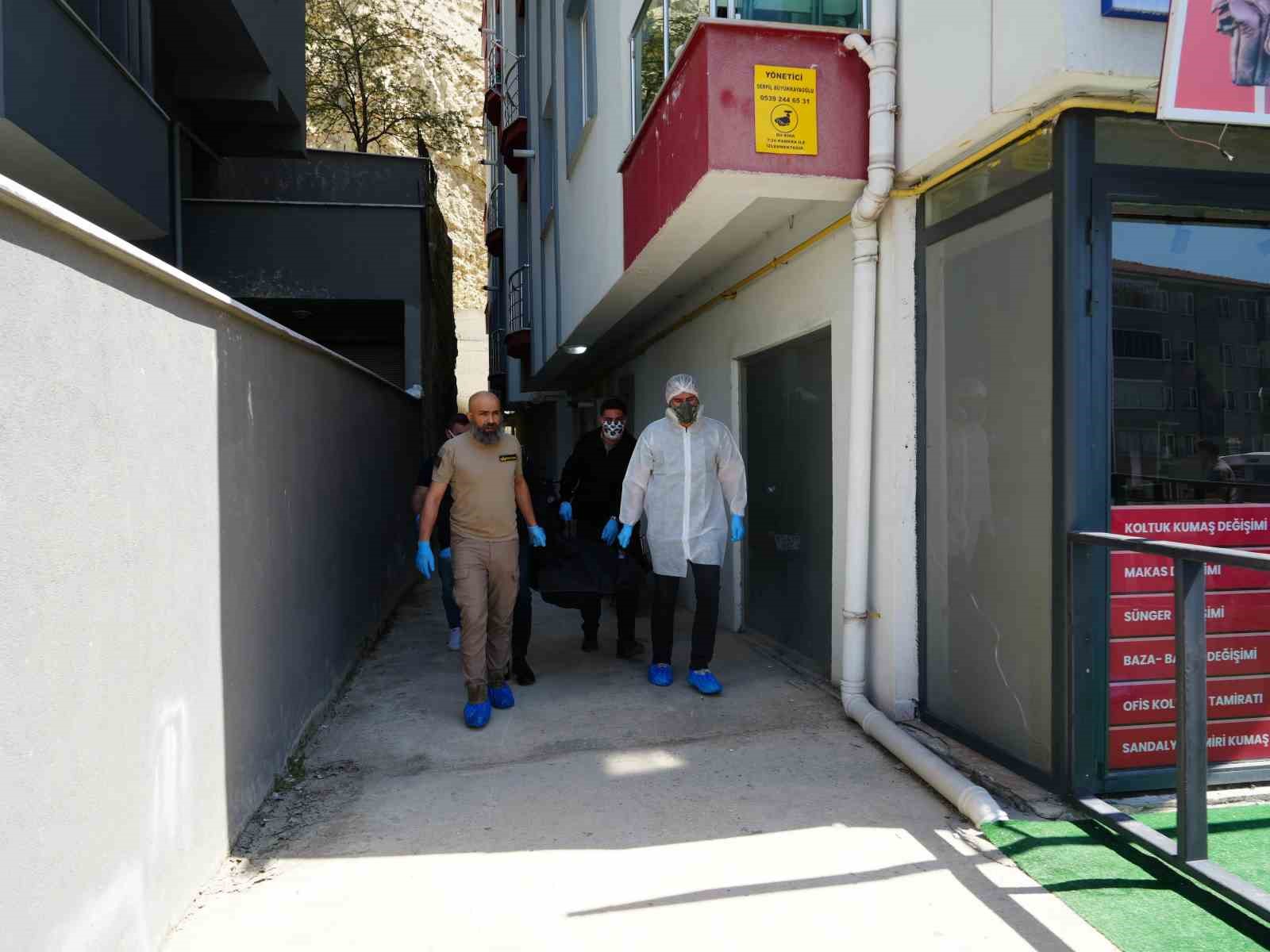 Öldürdüğü hamile eşinin cesediyle 10 gün aynı evde yaşayan koca: "Tek hatırladığım 8 gün boyunca eşimin cesediyle uyumuşum"
Öldürdüğü hamile eşinin cesediyle 10 gün aynı evde yaşayan koca: "Tek hatırladığım 8 gün boyunca eşimin cesediyle uyumuşum"