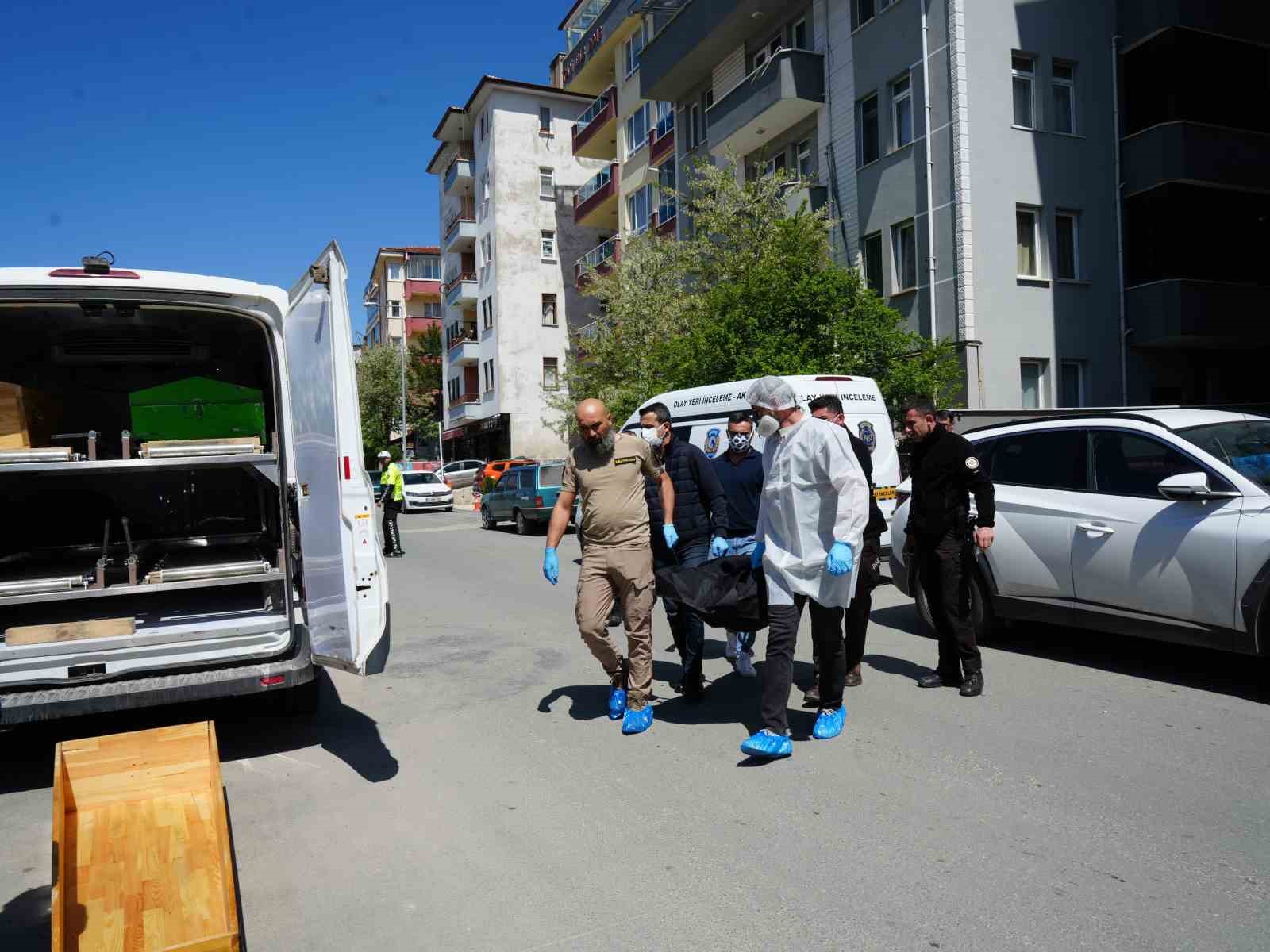 Öldürdüğü hamile eşinin cesediyle 10 gün aynı evde yaşayan koca: "Tek hatırladığım 8 gün boyunca eşimin cesediyle uyumuşum"
Öldürdüğü hamile eşinin cesediyle 10 gün aynı evde yaşayan koca: "Tek hatırladığım 8 gün boyunca eşimin cesediyle uyumuşum"