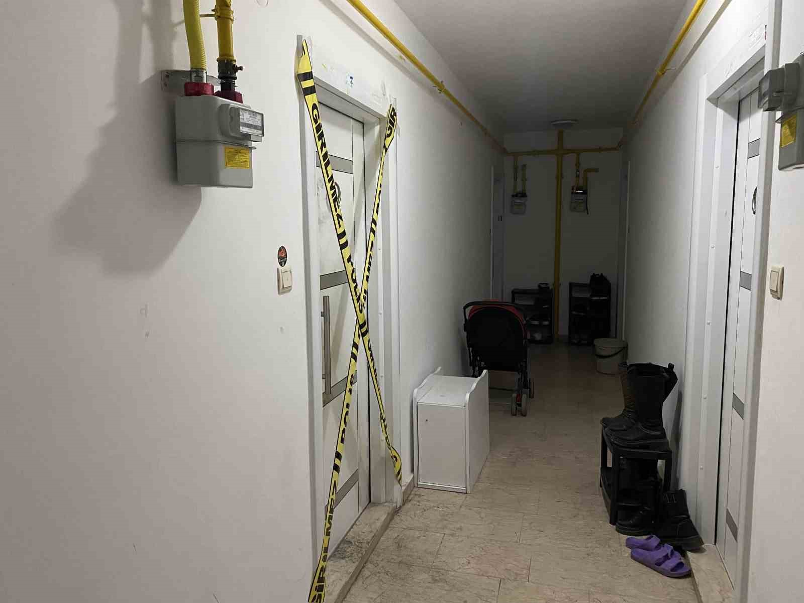 Öldürdüğü hamile eşinin cesediyle 10 gün aynı evde yaşayan koca: "Tek hatırladığım 8 gün boyunca eşimin cesediyle uyumuşum"
Öldürdüğü hamile eşinin cesediyle 10 gün aynı evde yaşayan koca: "Tek hatırladığım 8 gün boyunca eşimin cesediyle uyumuşum"