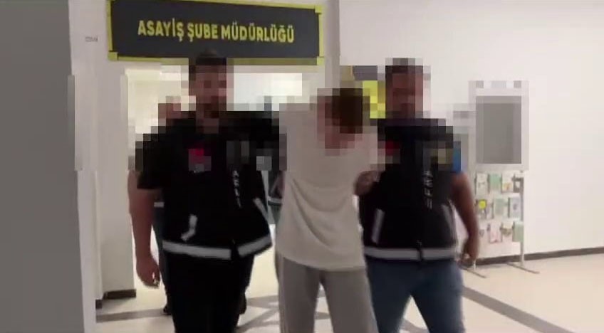 Öldürülen oğlunun doğum gününü mezarı başında kutladı
