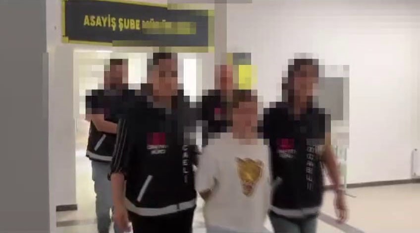 Öldürülen oğlunun doğum gününü mezarı başında kutladı
