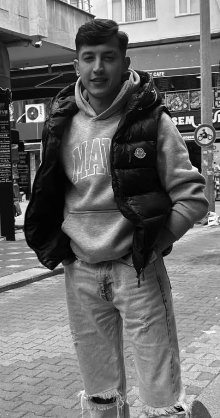 Öldürülen oğlunun doğum gününü mezarı başında kutladı
