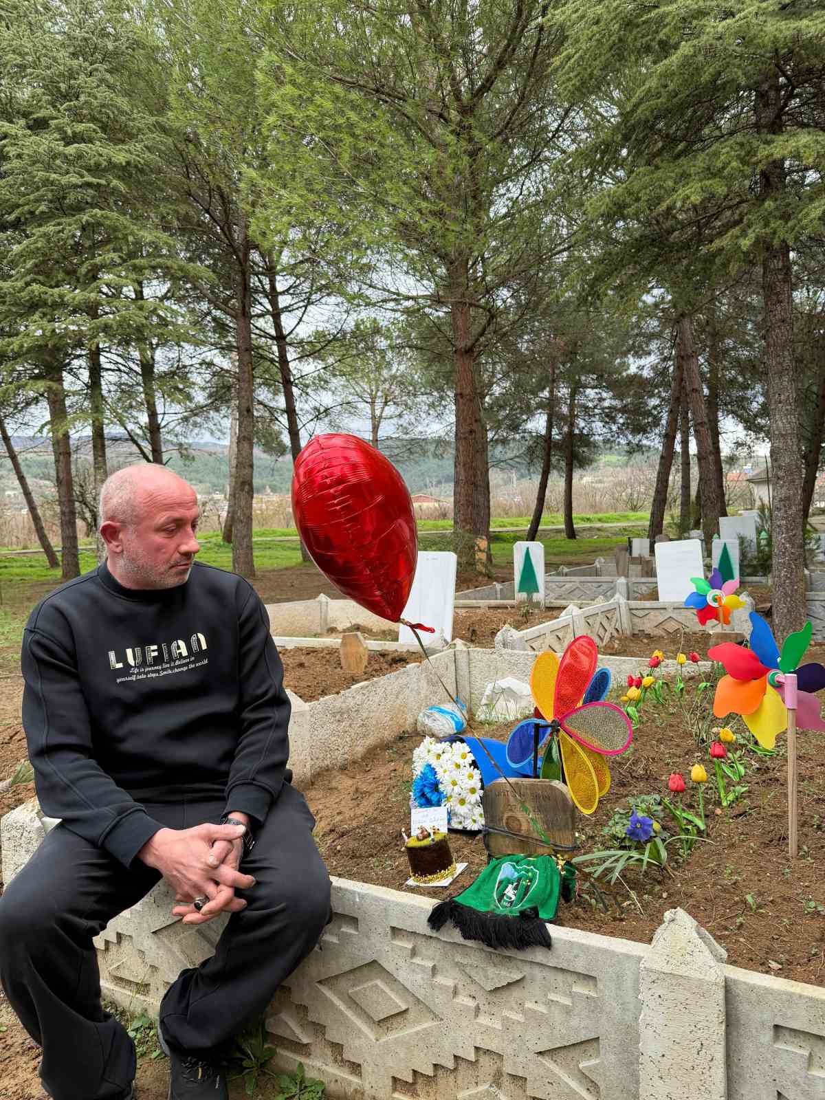 Öldürülen oğlunun doğum gününü mezarı başında kutladı
