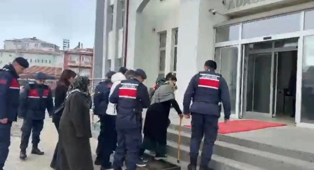 Ölen kız kardeşinin kimliğini kullanarak yaklaşık 15 milyon haksız kazanç elde eden yaşlı kadın ve 3 yakını adli kontrolle serbest bırakıldı
Ölen kız kardeşinin kimliğini kullanarak yaklaşık 15 milyon haksız kazanç elde eden yaşlı kadın ve 3 yakını adli kontrolle serbest bırakıldı