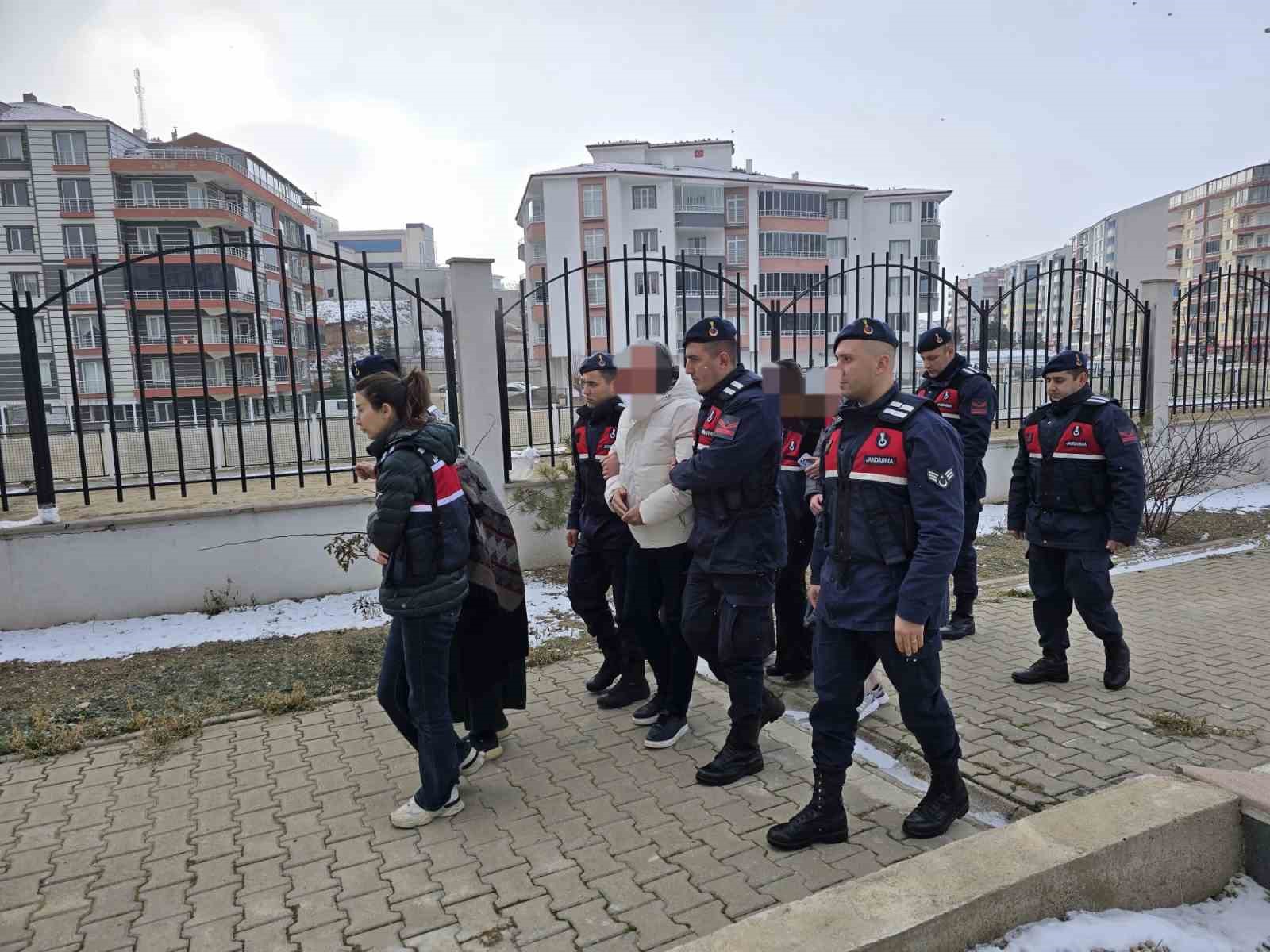 Ölen kız kardeşinin kimliğini kullanarak yaklaşık 15 milyon haksız kazanç elde eden yaşlı kadın ve 3 yakını adli kontrolle serbest bırakıldı
Ölen kız kardeşinin kimliğini kullanarak yaklaşık 15 milyon haksız kazanç elde eden yaşlı kadın ve 3 yakını adli kontrolle serbest bırakıldı