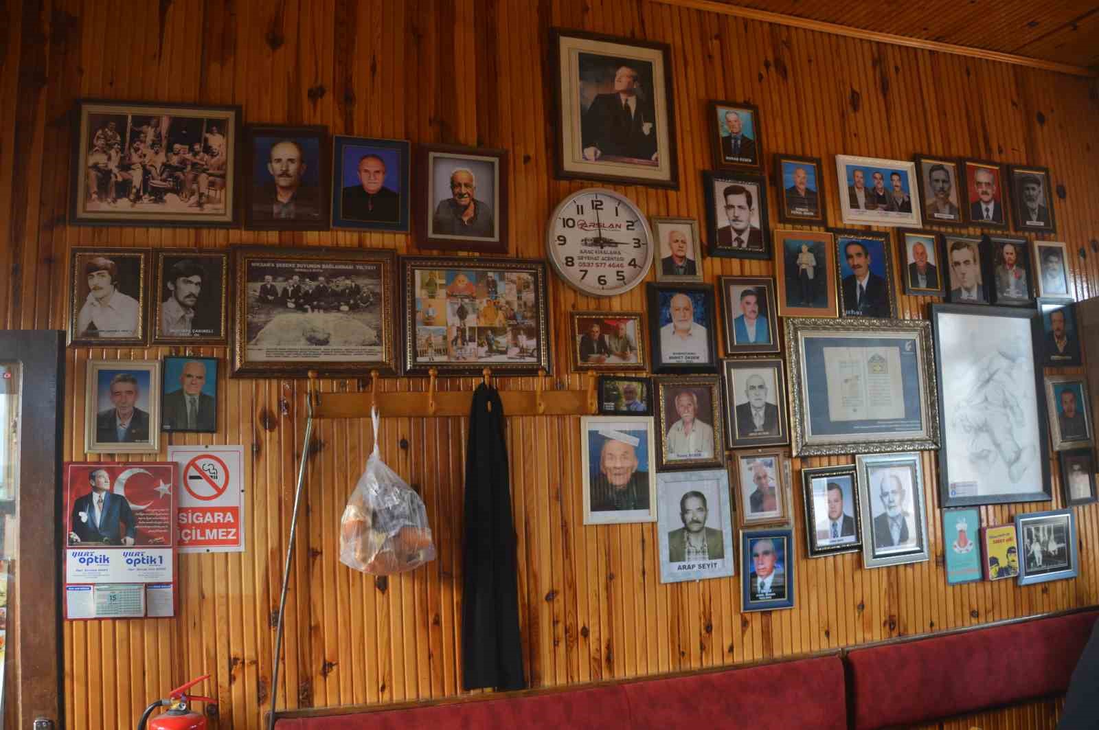 Ölen müşterilerinin hatıralarını kıraathanenin duvarında yaşatıyor
