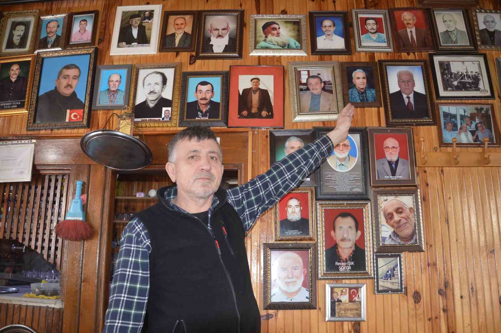 Ölen müşterilerinin hatıralarını kıraathanenin duvarında yaşatıyor
