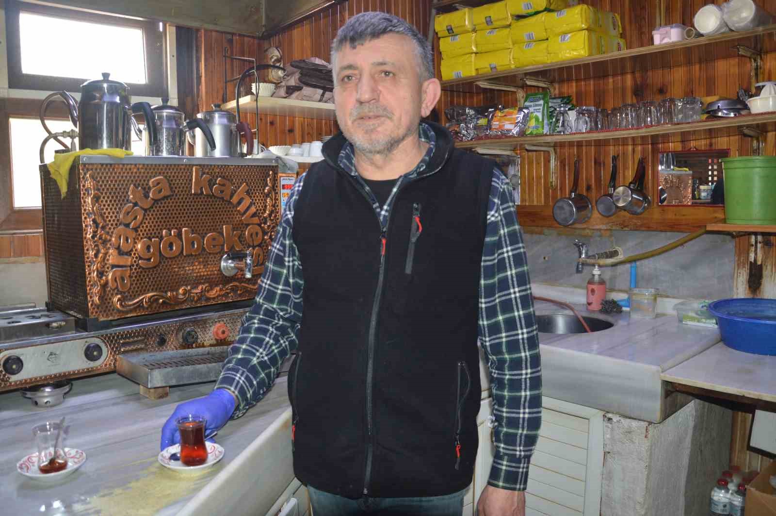 Ölen müşterilerinin hatıralarını kıraathanenin duvarında yaşatıyor
