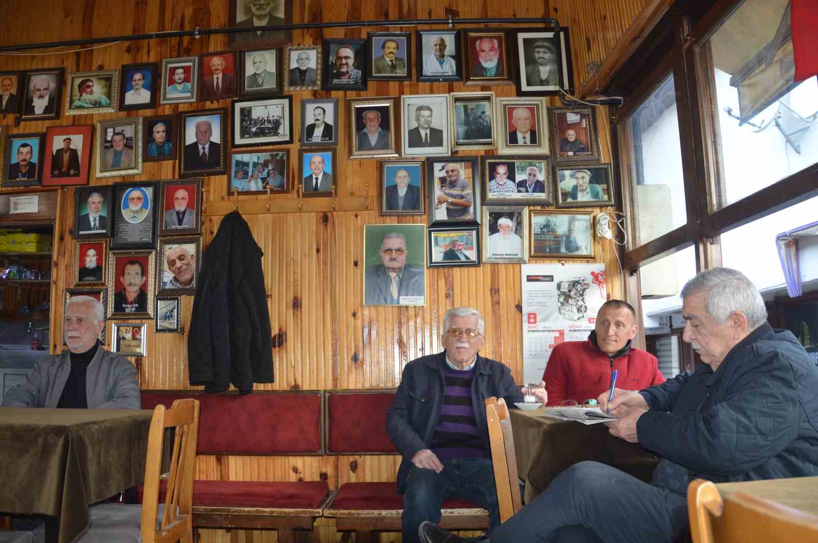 Ölen müşterilerinin hatıralarını kıraathanenin duvarında yaşatıyor

