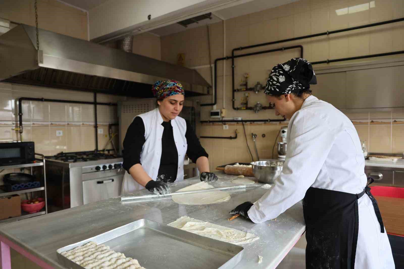 Olgunlaşma Enstitüsünde bayram için alınan tatlı siparişleri doğal malzemelerle hazırlanıyor

