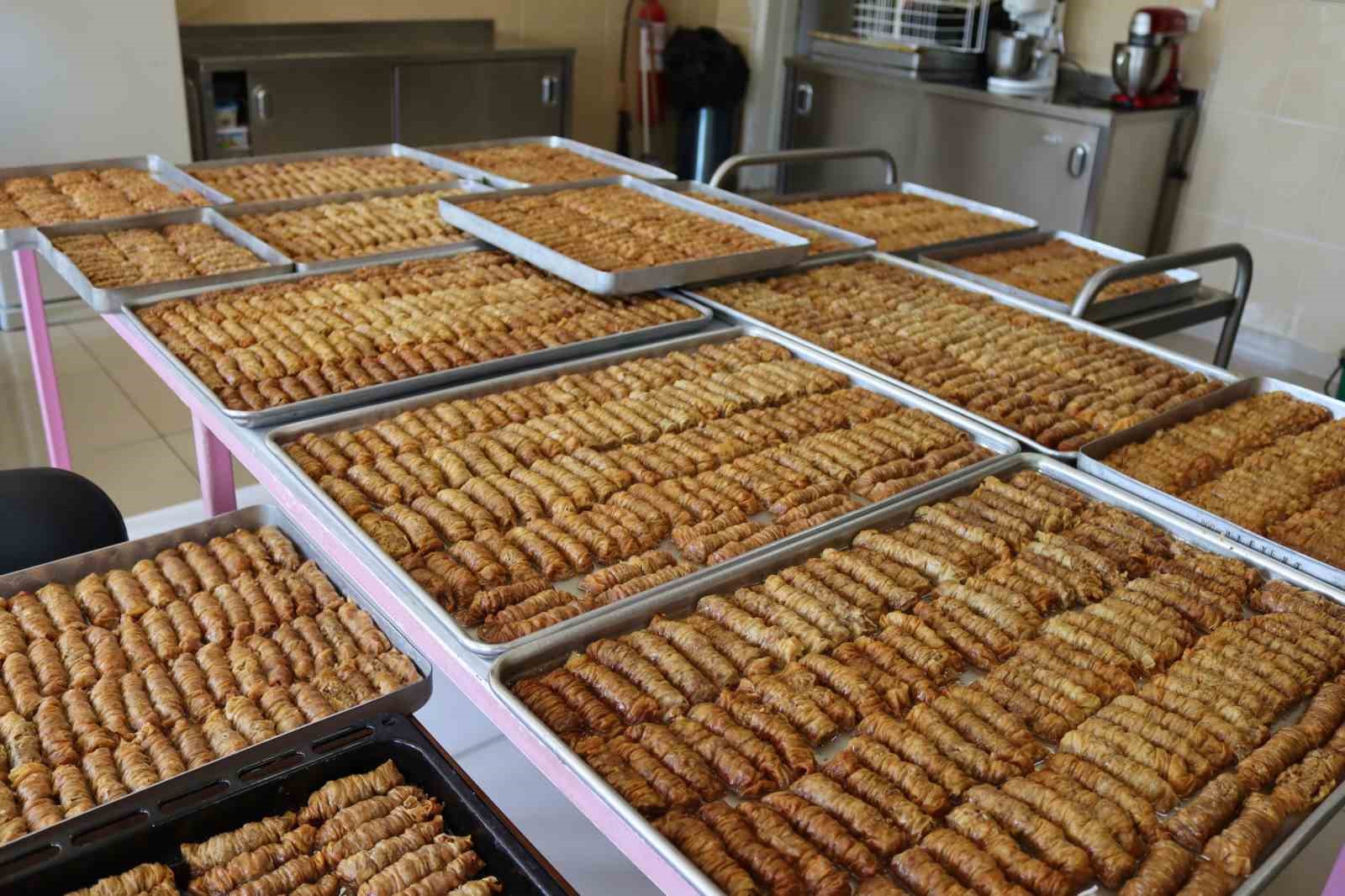 Olgunlaşma Enstitüsünde bayram için alınan tatlı siparişleri doğal malzemelerle hazırlanıyor
