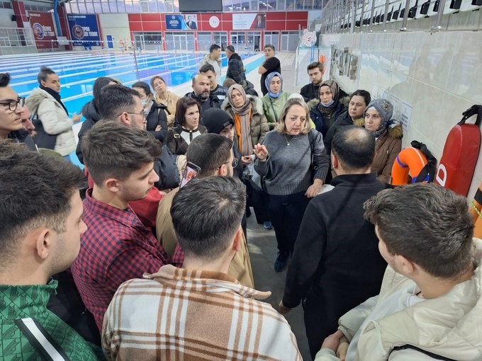 Olimpik yüzme havuzunda uygulamalı eğitim
