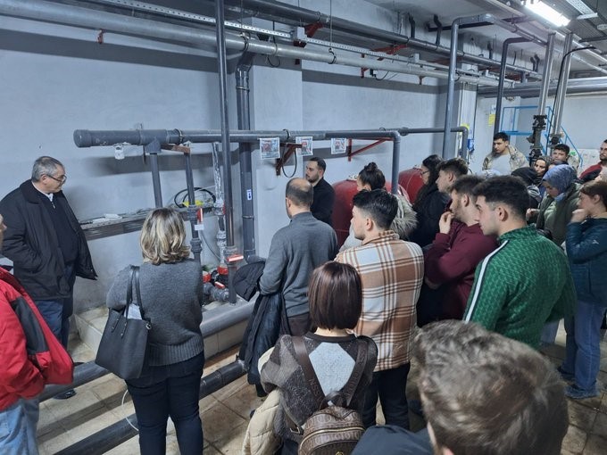 Olimpik yüzme havuzunda uygulamalı eğitim
