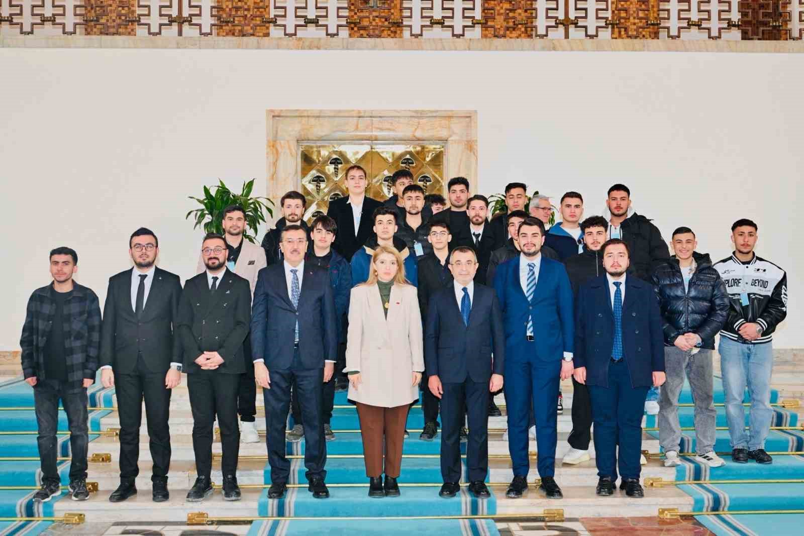 Ölmeztoprak: "Cumhurbaşkanımızın mesajları nettir, bayrağımıza uzanan kirli eller hesap verecek"
