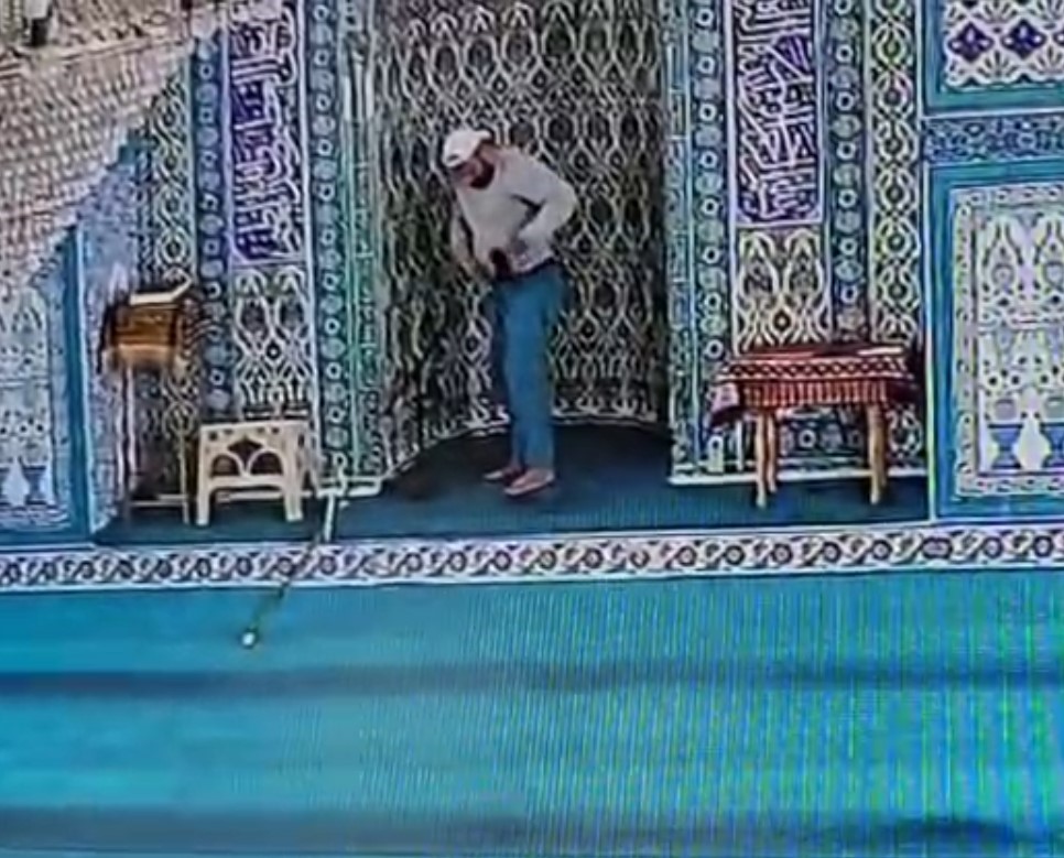 Oltalı hırsız camiden mikrofon çaldı
