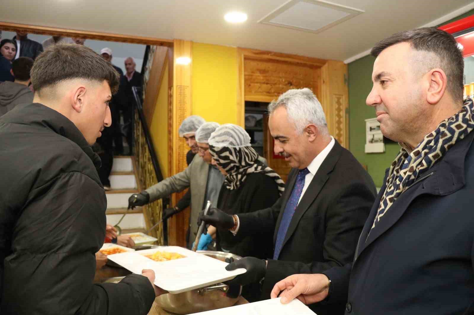 Oltu Belediyesi günlük 500 kişiye iftar yemeği veriyor
