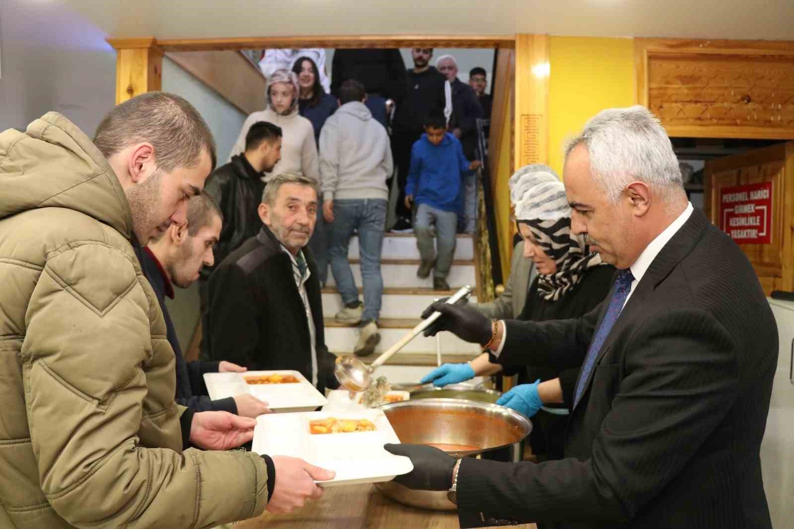 Oltu Belediyesi günlük 500 kişiye iftar yemeği veriyor
