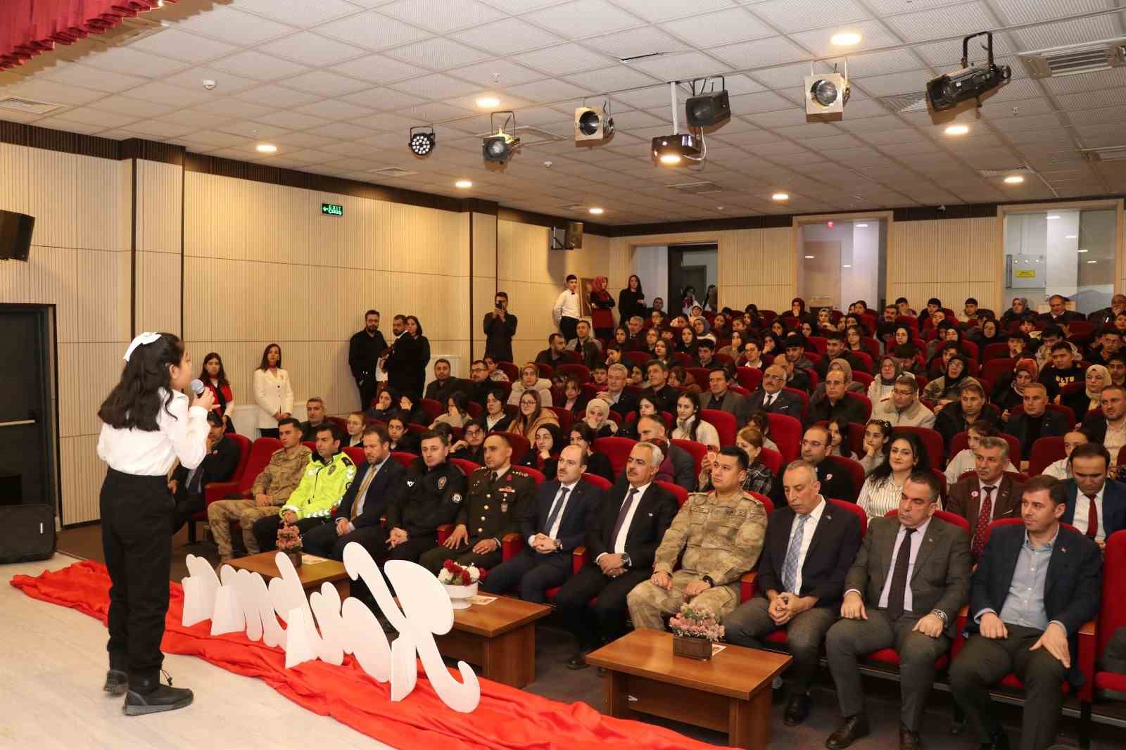 Oltu Mehmet Akif Ersoy Ortaokulu’nda, İstiklal Marşı’nın kabulü ve Mehmet Akif Ersoy’u anma programı
