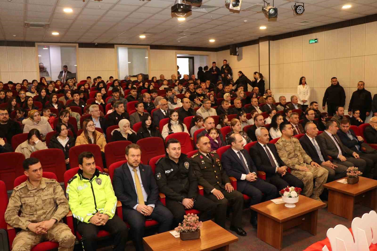 Oltu Mehmet Akif Ersoy Ortaokulu’nda, İstiklal Marşı’nın kabulü ve Mehmet Akif Ersoy’u anma programı
