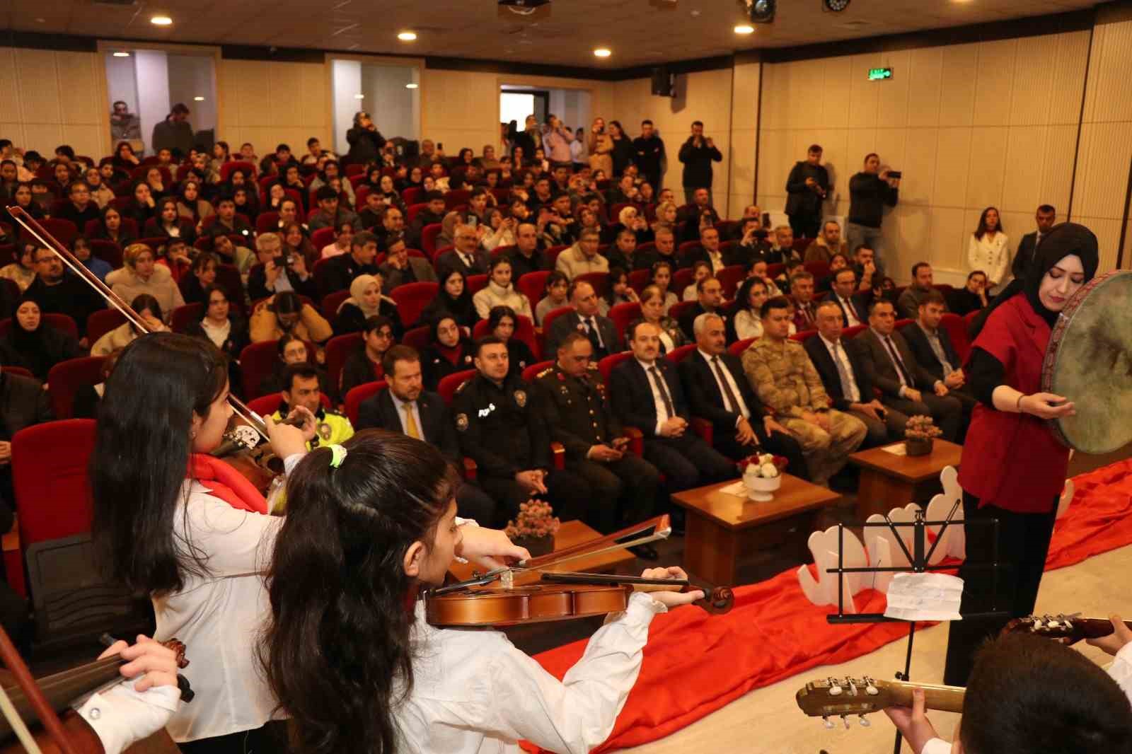 Oltu Mehmet Akif Ersoy Ortaokulu’nda, İstiklal Marşı’nın kabulü ve Mehmet Akif Ersoy’u anma programı
