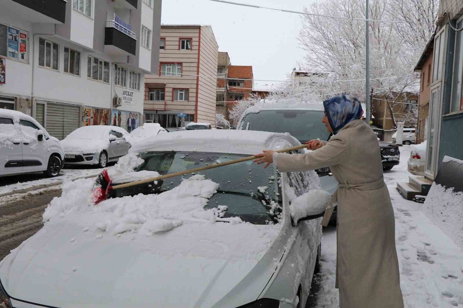Oltu’da kar yağışı  etkili oldu
