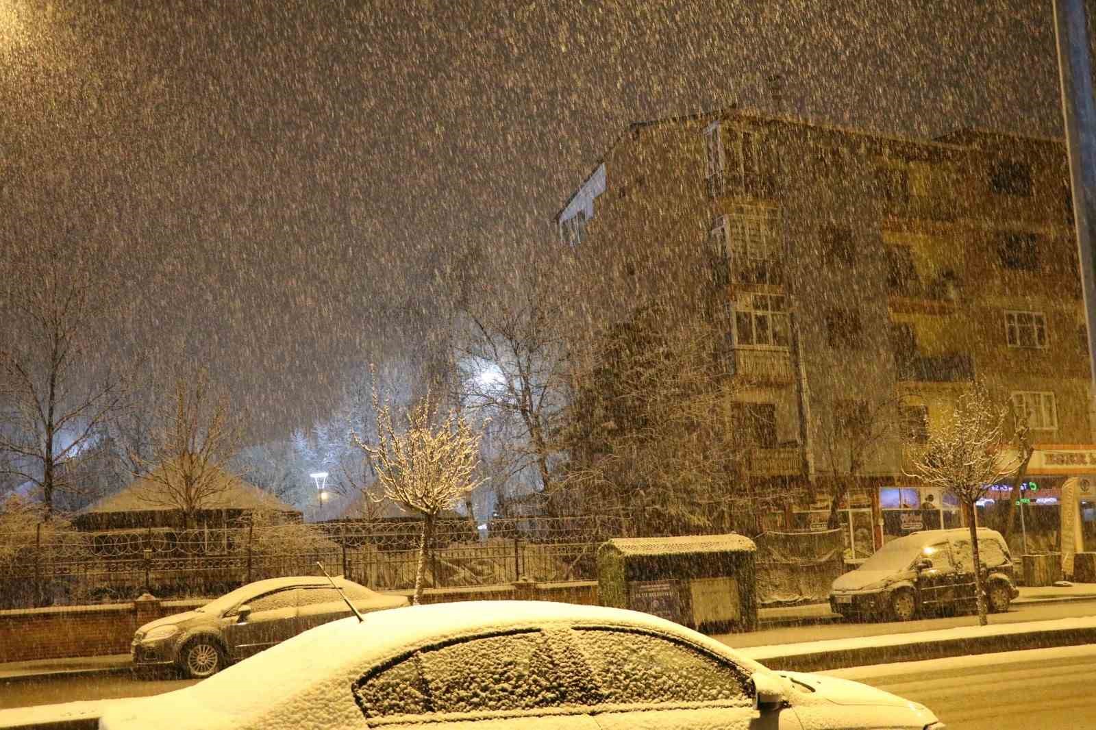 Oltu’da kar yağışı  etkili oldu
