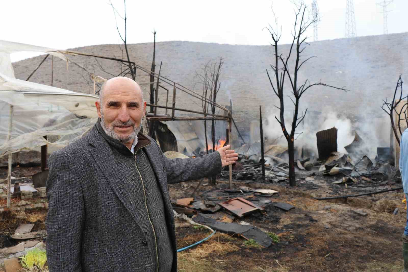 Oltu’da korkutan yangın: Arı kovanları yandı
