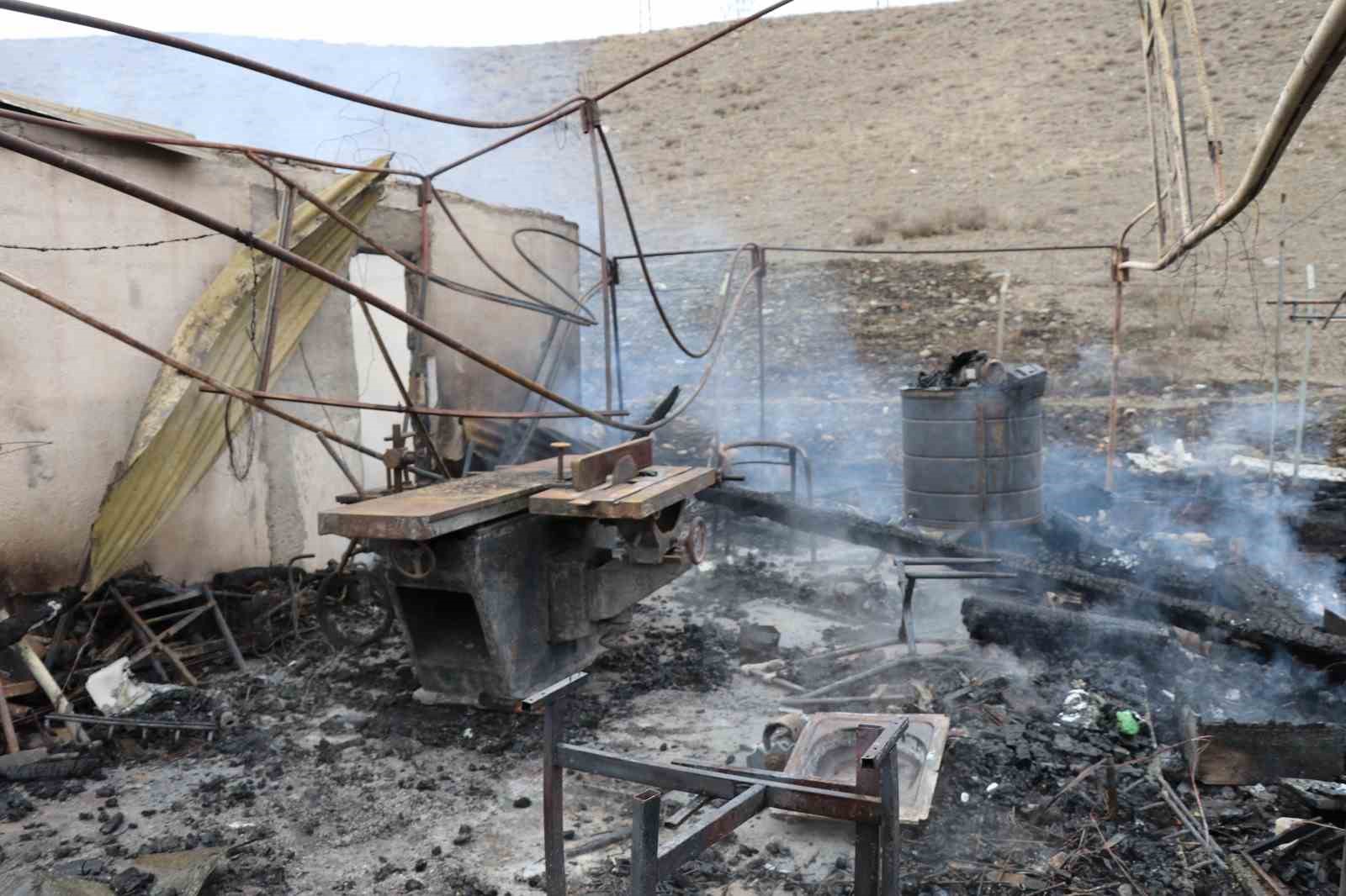 Oltu’da korkutan yangın: Arı kovanları yandı
