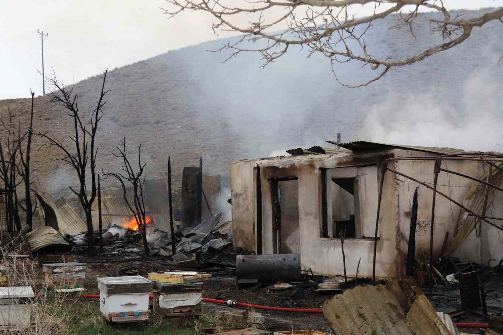 Oltu’da korkutan yangın: Arı kovanları yandı
