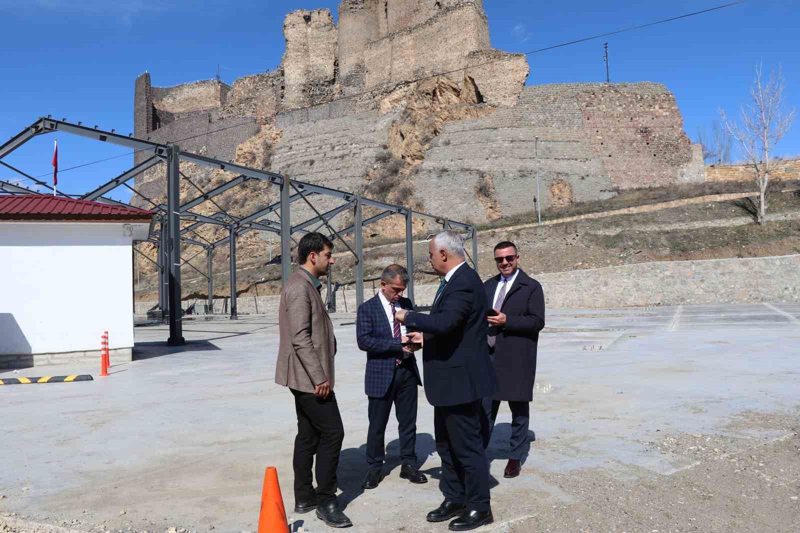 Oltu’da modern kapalı pazar yeri projesi devam ediyor
