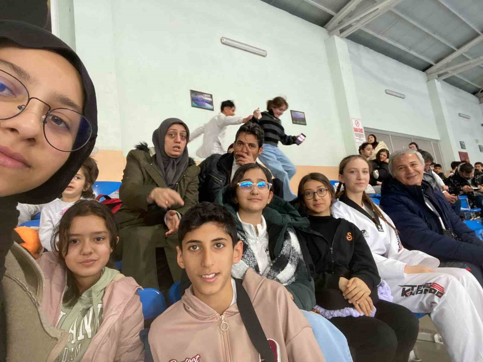 Oltulu taekwondocular Erzurum’dan madalyayla döndü
