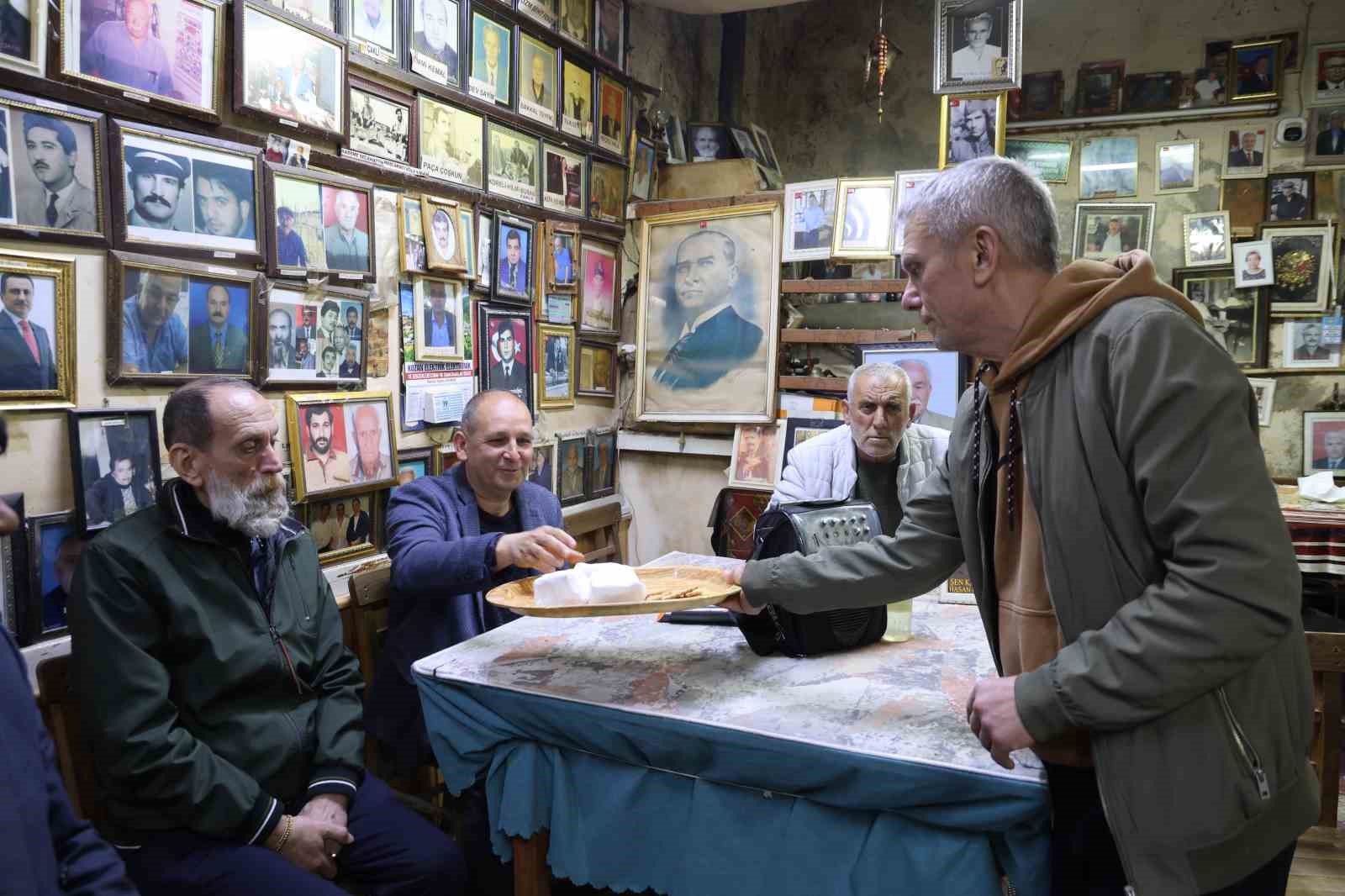 Ölüler Kıraathanesi’nde nostaljik bayramlaşma
