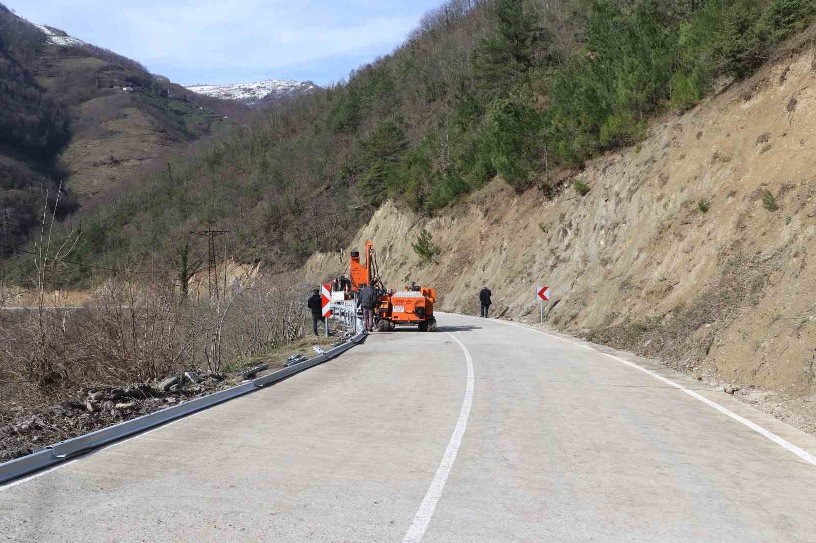 Ölüm yoluna bariyerli önlem
