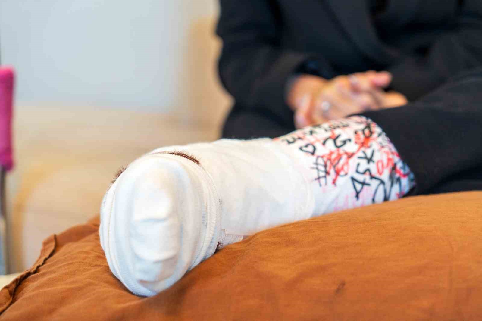 Ölümden döndü, gelen yorumlarla bir daha yıkıldı
