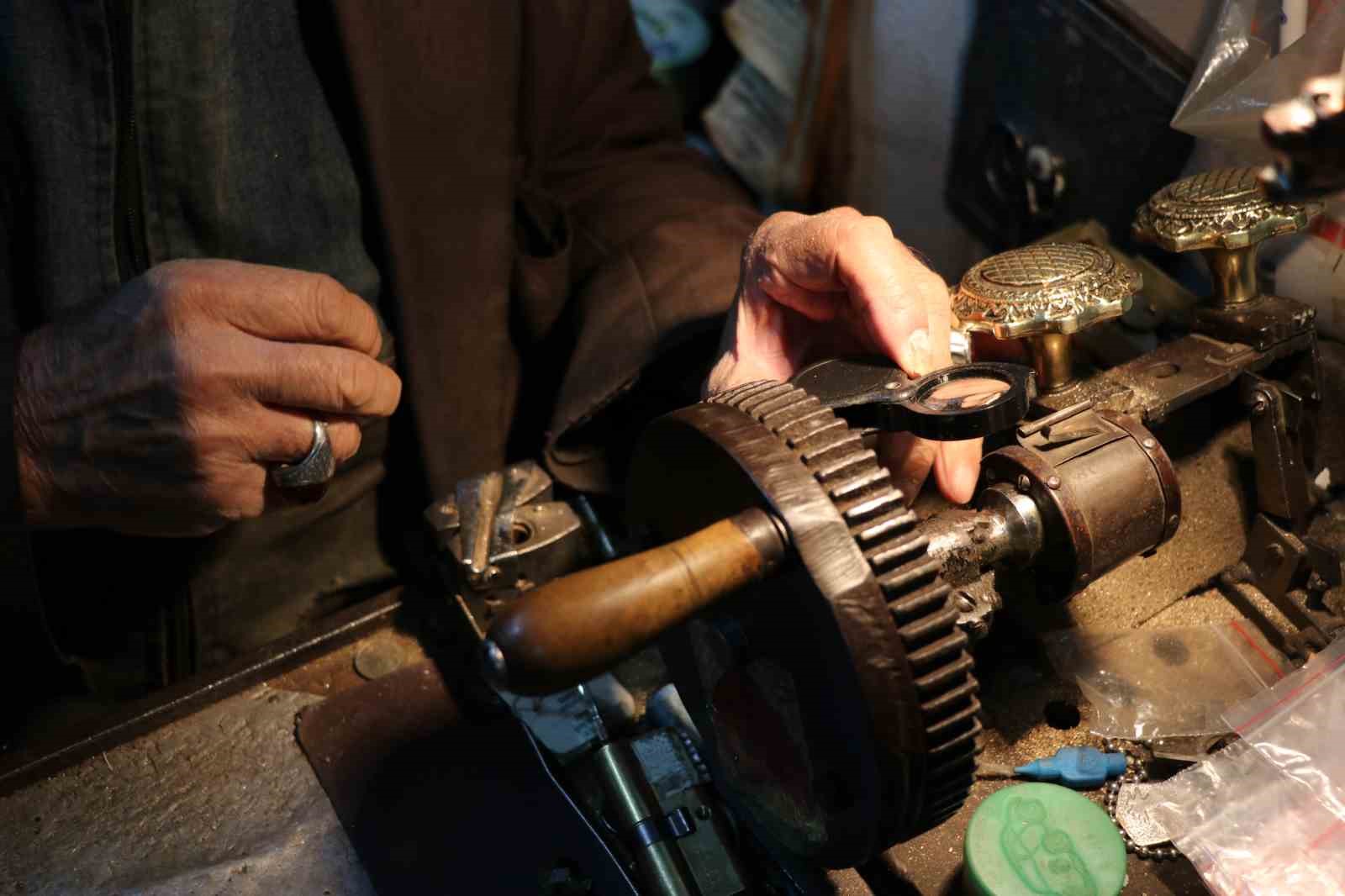 Ömrünü anahtara adadı, 84 yaşında hâlâ tezgâh başında
