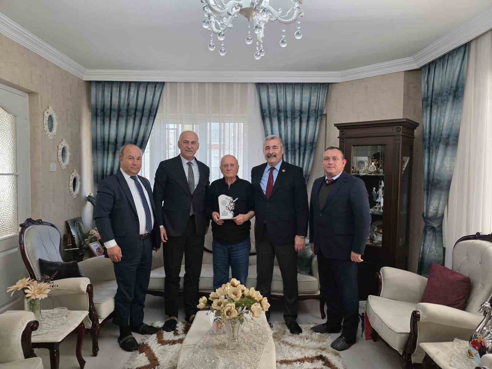 Ömrünü öğrencilerine adayan Varol öğretmen unutulmadı
